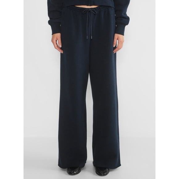 NWT Aritzia Sweatfleece Mega Flutter Sweatpant Cozy Wide Leg in Navy Admiral - Picture 1 of 7